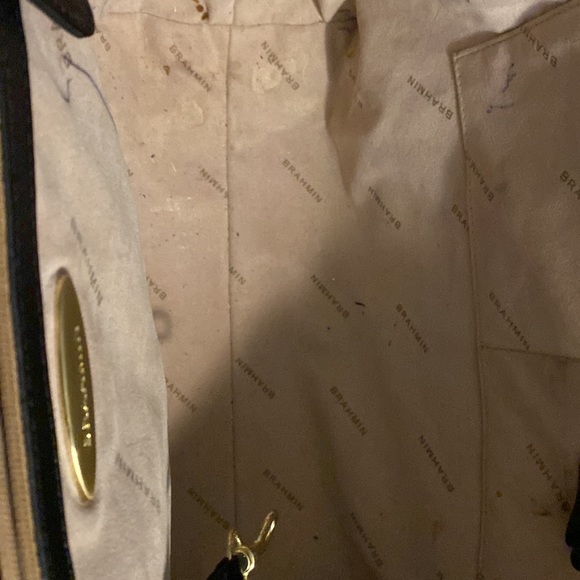 Beautiful leather Brahmin bag. Two zippers on top and 4 pockets on the inside. - Picture 7 of 10